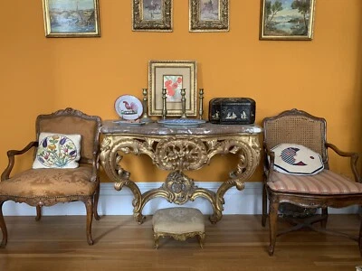 Fino francés mediados del siglo XVIII. Centavo. Consola/mesa de madera dorada Rouge Imperial tapa de mármol Foto 1 de 4
