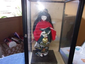 Japanische Geisha Puppe mit Kimono und Kugel am Band in der Hand, in Glaskasten - Bild 1 von 4