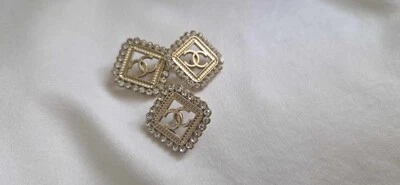 LOT OF 3 CHANEL SQUARE BUTTONS 20MM - Image 1 of 4