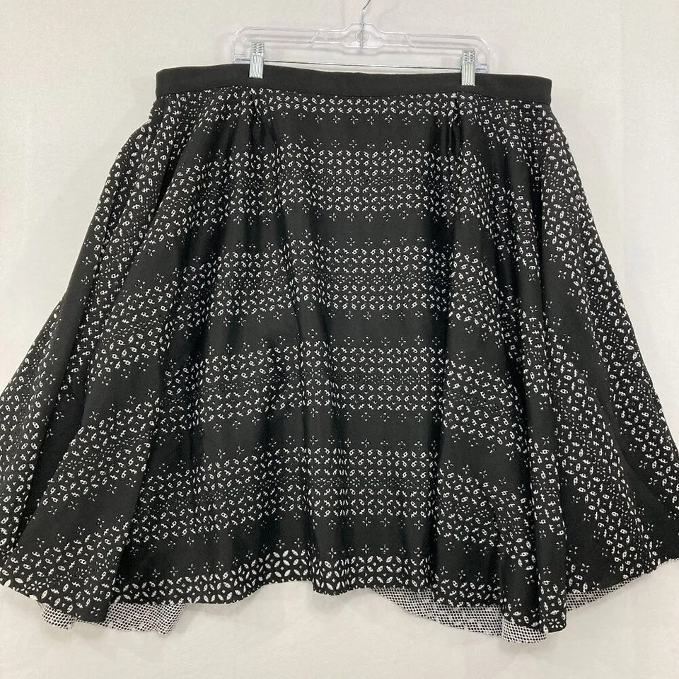 Marc Bouwer size 2X Black White Geometric Artsy Laser Cut Layered Pull-on Skirt - Image 1 of 4