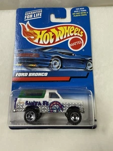 Hot Wheels 2000 Ford Bronco Santa Fe w/ Motorcycle, 1/64 - Picture 1 of 3