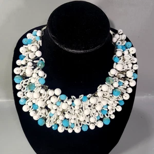 Collar babero cuello grueso Aldo Love adornado azul blanco cuentas alambre declaración - Imagen 1 de 9