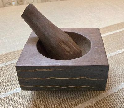 Mortero de madera y mortero primitivo antiguo hecho a mano y pintado a mano arte popular Foto 1 de 4
