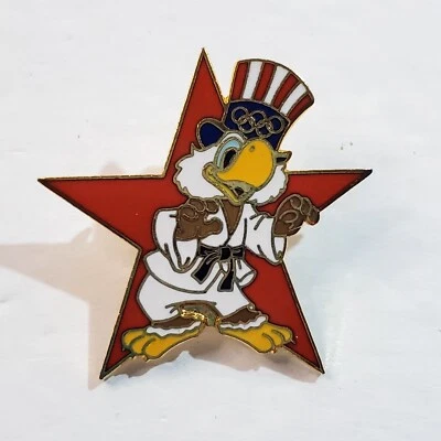 De colección 1984 Sam the Eagle Judo Artes Marciales Los Ángeles Estrella Olímpica Solapa Gorra Prendedor Foto 1 de 4