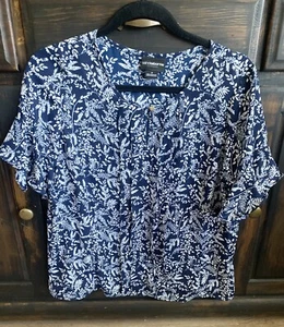 Liz Claiborne Karriere-Top Damen groß marineblau Blumenmuster kurze gerüschte Ärmel SM - Bild 1 von 4