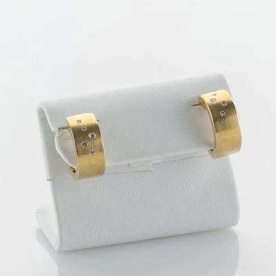 Pendientes tipo argolla en oro amarillo de 14K con diamantes de 0,10 quilates Foto 1 de 4