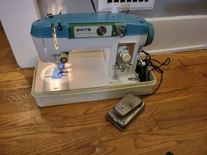 WHITE STRETCH STITCHES 940 Sewing Machine W/Pedal & Carrying Case NICE  WORKS - Picture 1 of 20