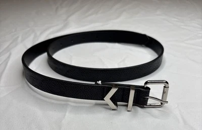 Cinturón ajustado Vince Camuto para mujer mediano M negro imitación cuero hebilla plateada Foto 1 de 4