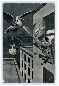 Vintage Lithographie Postkarte Shoo! Storchenlieferbaby schwarz-weiß - beschädigt - Bild 1 von 2
