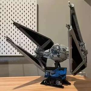 TIE Interceptor Building Set / 1931 Teile & 1 Minifigur - Bild 1 von 5