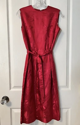 Vestido de Coquetel Vintage Anos 50 Tamanho P Cetim Vermelho Brocado Mod Sem Mangas Tapeçaria Feriado - Imagem 1 de 4