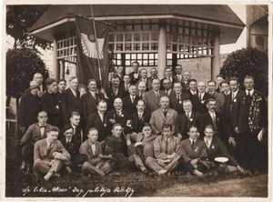 1927 LETONIA Sport Society MARZO 20 aniversario foto de grupo con ESTANDARTE Y PREMIO - Imagen 1 de 4