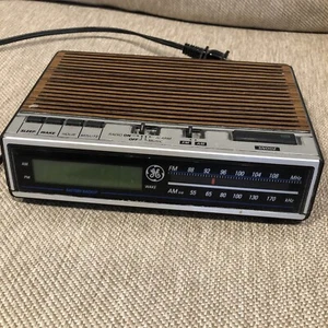 General Electric GE 70s Digital AM/FM Alarm Clock Radio ~Woodgrain Model 7-4618B - Picture 1 of 7