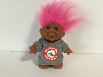 5" 1986 DAM HOOKED ON HOCKEY TROLL PINK HAIR GRAY SWEATSHIRT D7 - Image 1 of 4