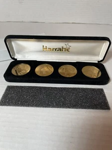 Set 4 monete vintage ELVIS PRESLEY di Harrah's in custodia di velluto originale  - Foto 1 di 5
