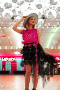 Schwarzer Maxirock mit Rüschen und silbernen Sternen - Bild 1 von 3