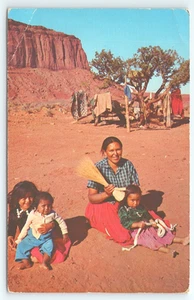 Postal Navajo madre e hijos en el norte de Arizona - Imagen 1 de 2