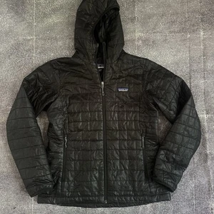 Giacca donna Patagonia nera nano puff isolata con cappuccio zip intera taglia L - Foto 1 di 4