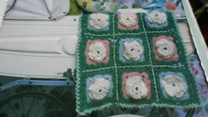 Anleitung zum Häkeln süße kleine Rosen Design Babydecke in Aran - Bild 1 von 1
