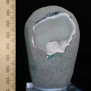 Chalcedony Quartz w/ Heulandite in self-standing geode cut base cave 0.25kg - Foto 1 di 9