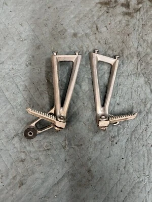2003-2005 YAMAHA YZF R6 2006-2009 R6S REAR FOOT PEGS AND BRACKETS — 第 1/4 张图片