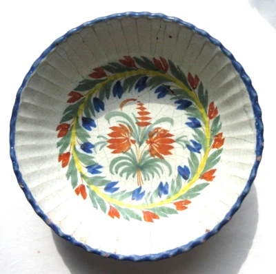 Ancienne jatte, coupe, saladier en terre cuite émaillée fleurie, XIXème: agrafée - Photo 1/4