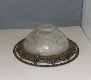 Kleiner 30er Jahre mattierter Lampenschirm mit dekorativem Metallring - Bild 1 von 4