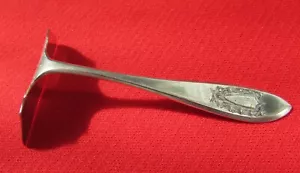Spingi cibo per bambini modello Napoleone 1910 di International argento sterling 3" mono - Foto 1 di 10