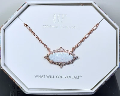 Collar Bomb Party Octubre "Enmarcado en Llama" Ópalo Blanco Lechoso sobre Oro Rosa Foto 1 de 2