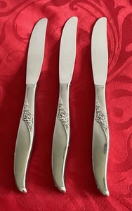 Oneida Wm. A. Rogers Acero Inoxidable La Rose 3 Cuchillos de Cena 8 1/2" Casi Nuevo Pulido - Imagen 1 de 4