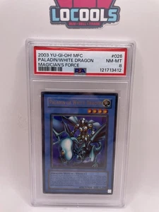 YU-GI-OH 2003! MFC-MAGICIAN'S FORCE #026 PALADINO DEL DRAGO BIANCO PSA 8 - Foto 1 di 2