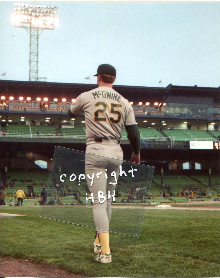 Foto en acción Mark MCGWIRE Oakland A's (c) 1987 novato Foto 1 de 1