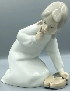 Beautiful Lladró Figurine ‘Little Girl Protecting Her Slippers’ 13cm High - Picture 1 of 8