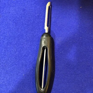 EUC Pampered Chef 1071 Vegetable Peeler Stainless-Steel Blades 7¼ length - Picture 1 of 5