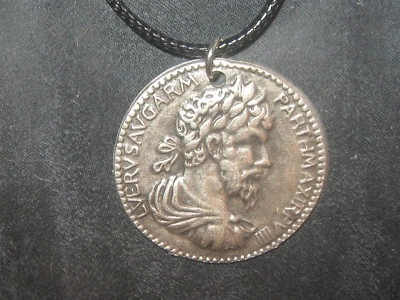 Réplica Antiguo Carro Romano Tono Plata Moneda Estaño Colgante Dije Collar Foto 1 de 2