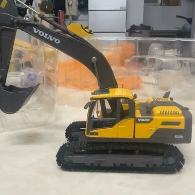 Volvo EC220D Crawler Excavator DieCast Model 1/50 Scale New in Original Box - Image 1 of 4