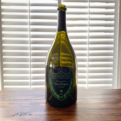 Botella vacía Dom Perignon Brut verde luminosa iluminada 1,5 L Magnum Foto 1 de 4