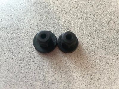 BMW X5 3.0Si E70 2007-2013 ~ 2 tuercas de plástico ~ 51161943122 Foto 1 de 3
