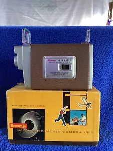 Macchina fotografica vintage Kodak Brownie 8 mm film automatica F/2.3 con scatola e istruzioni - Foto 1 di 6