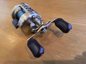 Shimano Calcutta 50XT Baitcastrolle mit 01 Conquest Griff gebraucht - Bild 1 von 8
