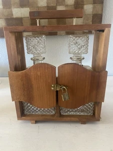 Vintage Decanter Set in Wood Carrier Bourbon Scotch Gin Rye - Imagen 1 de 23