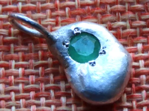 Colgante de plata pura (99.999 %) con esmeralda natural sin tratar - Imagen 1 de 7