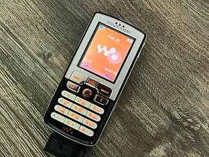 Genuine Sony Ericsson W700i - Black On Silver (Unlocked) - Afbeelding 1 van 15