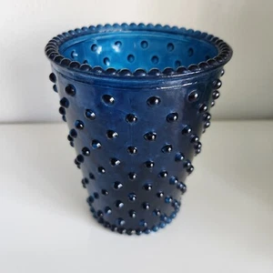 Dunkelblaue Glasvase oder Kerzenhalter mit Hobnägeln Simpatico Home - Bild 1 von 7