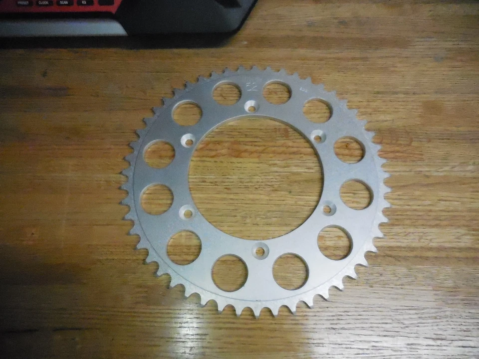 Roda dentada traseira 52T P/N 232 engrenagens rebeldes Suzuki PE175 1978 1979 fabricada nos EUA - Imagem 1 de 4