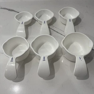 Tupperware Set of 6 White w/Blue Numbers Measuring Cups Curved Ergonomic Handles - Picture 1 of 5
