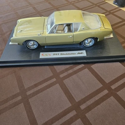 Signature Models 1963 Studebaker Avanti 1:18 Scale Diecast Car Gold 18100 - Image 1 of 4