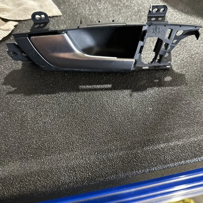 2006-2013 AUDI A3 DRIVERS FRONT INTEROR DOOR HANDLE OEM 8P4837019 - Image 1 of 4
