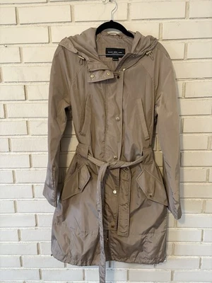 Gabardina para mujer Marc New York color tostado con detalles dorados | mediana Foto 1 de 4