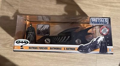 Jada Toys DC 漫画蝙蝠侠永远蝙蝠车 1:24 比例压铸汽车和人偶 — 第 1/4 张图片